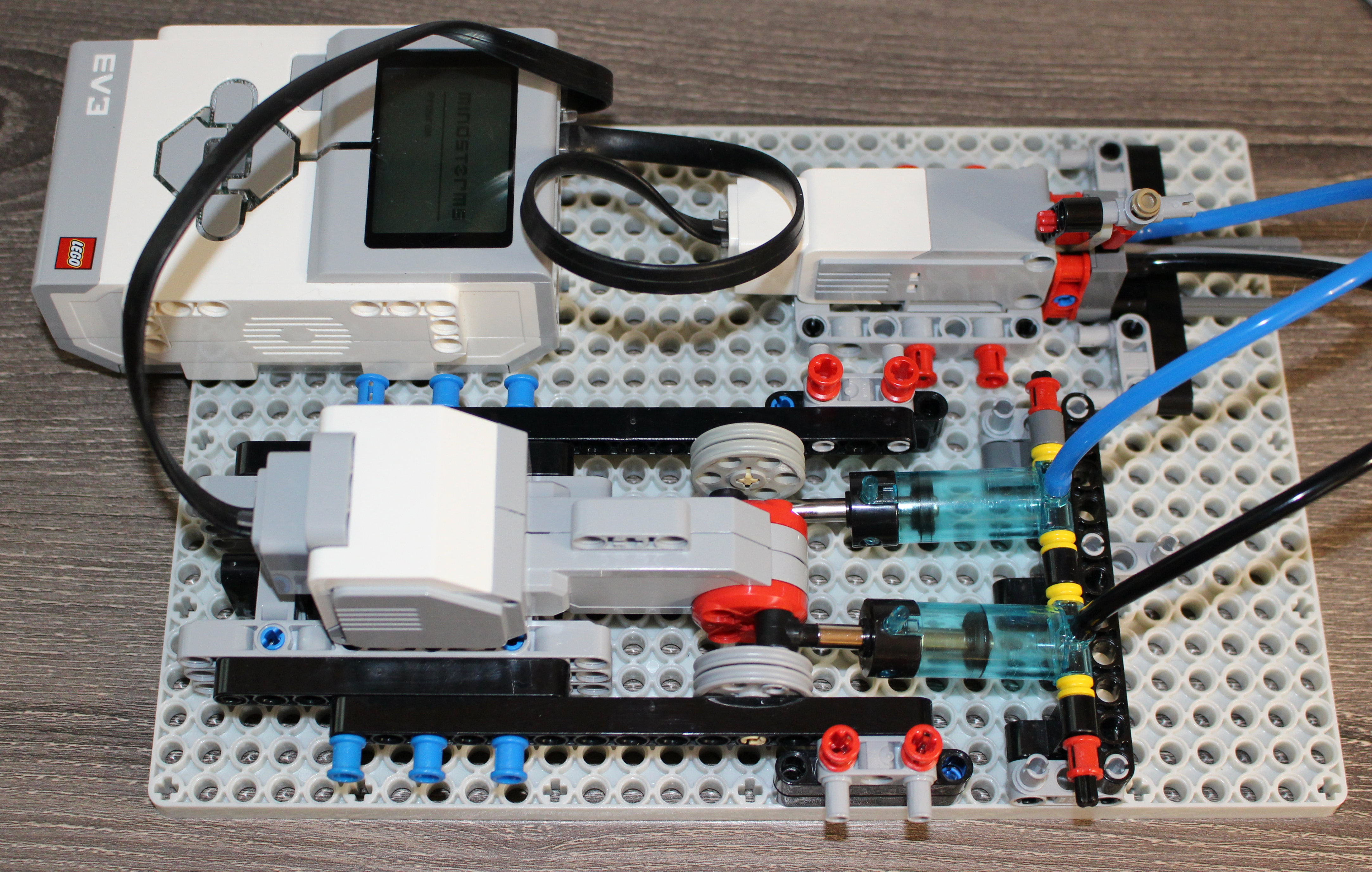 vacuum pump built from pneumatic cylinders under Mindstorms control.